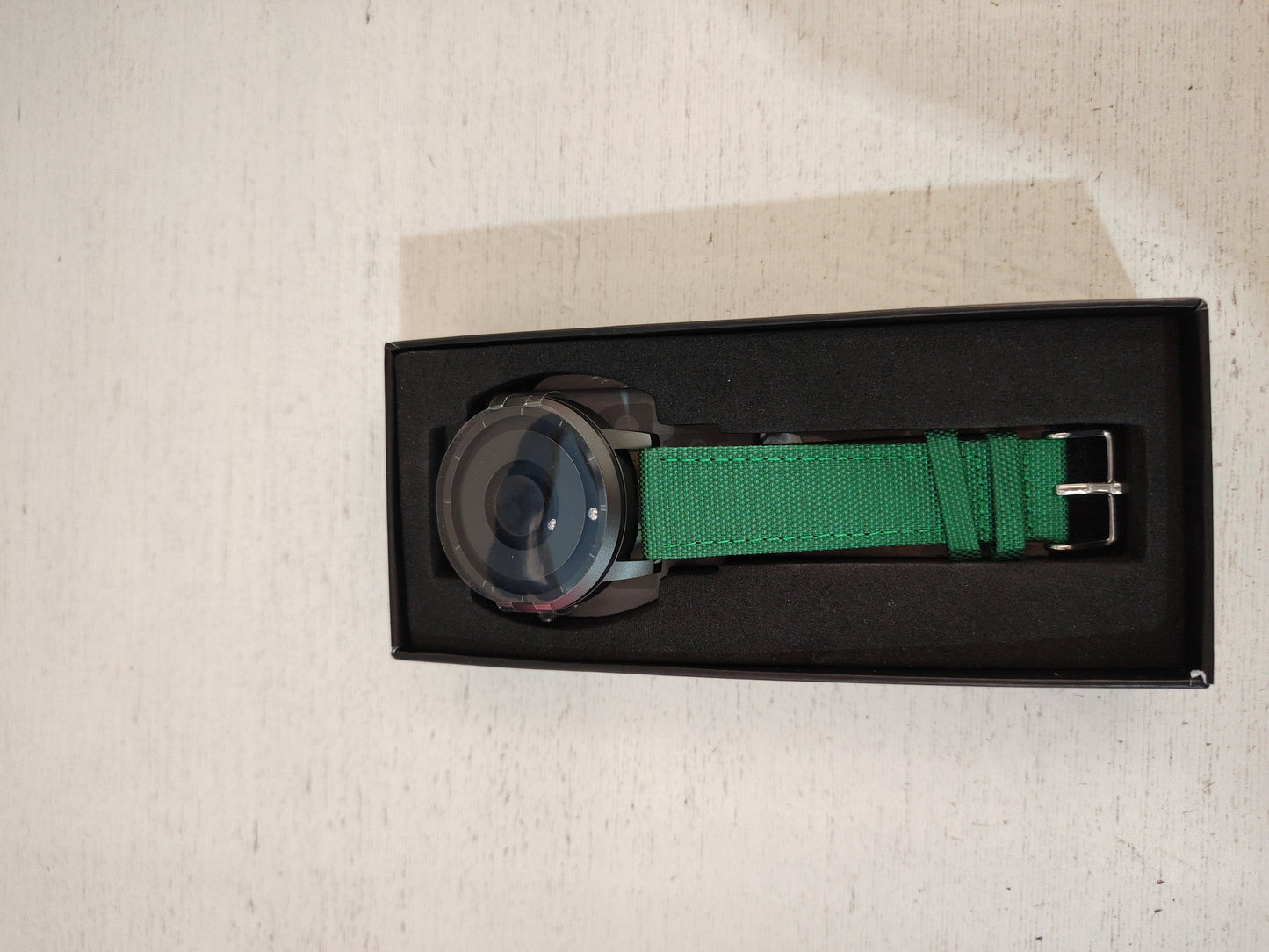 Simple and stylish ball magnet watch