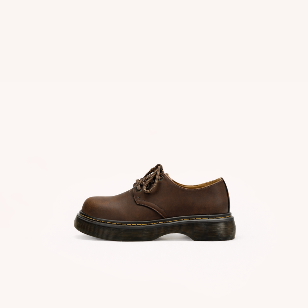 Cowhide Leather Low Shoe with Structured Sole